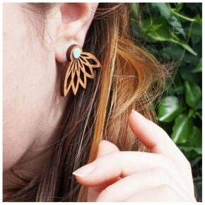 Des boucles d'oreilles chics en bois