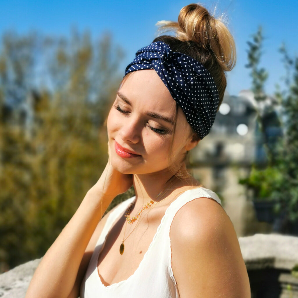 comment porter un headband avec un chignon