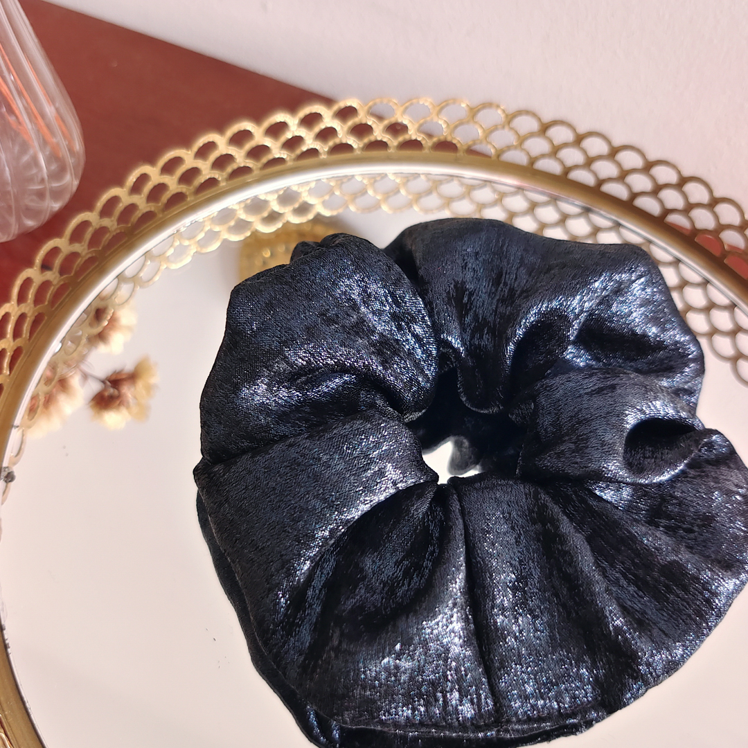 Chouchou uni irisé bleu marine – Image 3