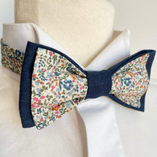 noeud papillon en lin bleu marine et liberty fleuri katie and millie dans les tons vert, bleu, terracotta, rose sur fond clair