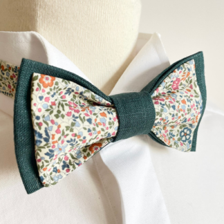 noeud papillon en lin vert foncé et liberty fleuri katie and millie dans les tons vert, bleu, terracotta, rose sur fond clair