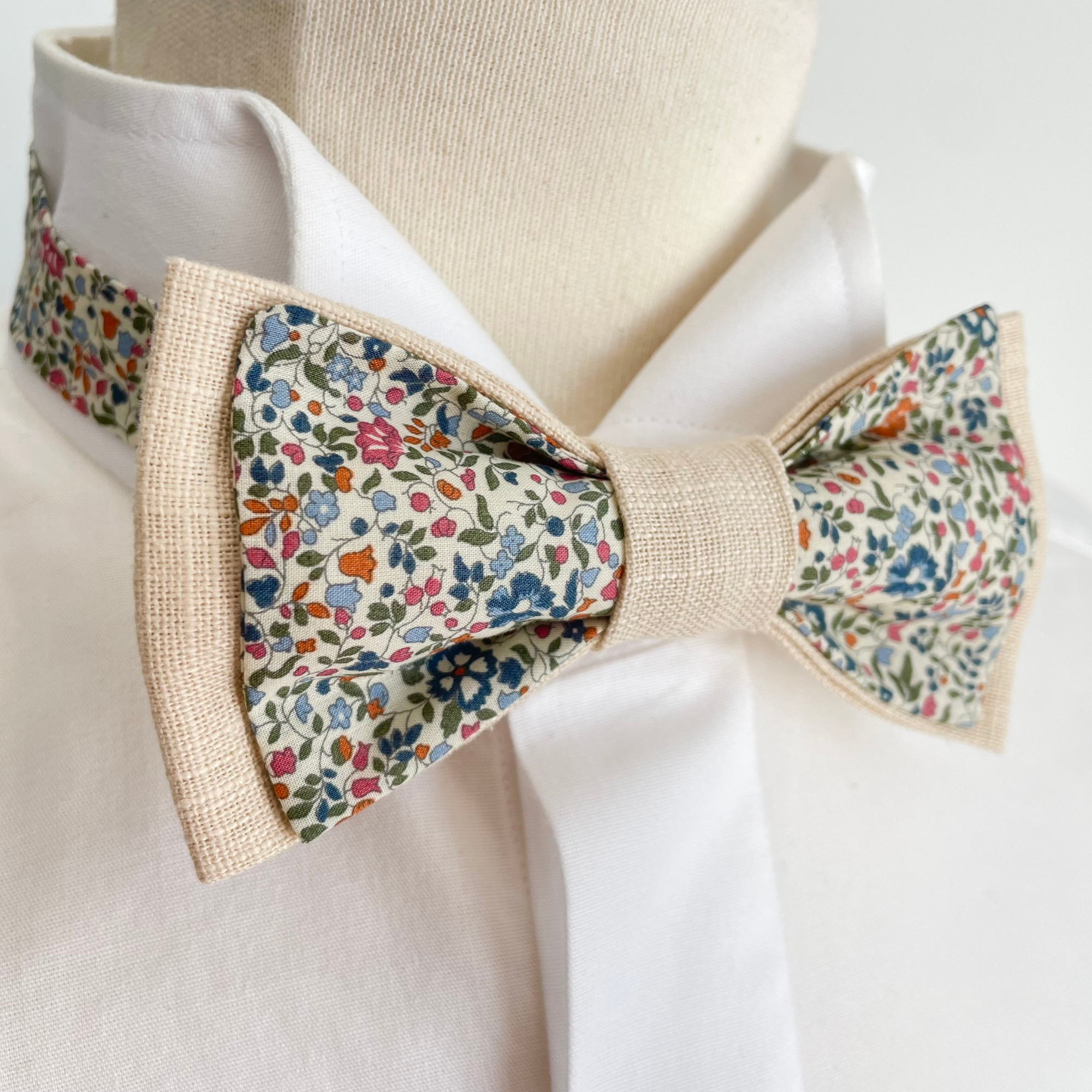 Noeud papillon double en lin écru et en Liberty katie and millie bistre aux motifs élégant floral dans les tons de vert, bleu, terracotta, rose