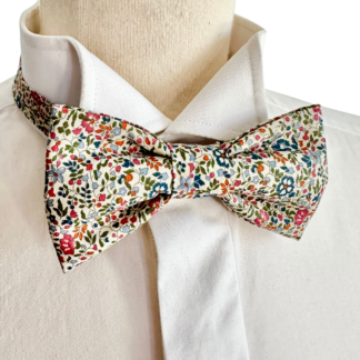 noeud papillon en liberty fleuri katie and millie dans les tons vert, bleu, terracotta, rose sur fond clair