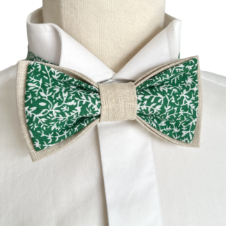 un nœud papillon vert gazon champêtre et une pochette assortie.