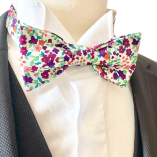 un nœud papillon fleuri Laos aux couleurs violet, fuchsia, turquoise et vert, idéal pour un mariage coloré et bohème chic.