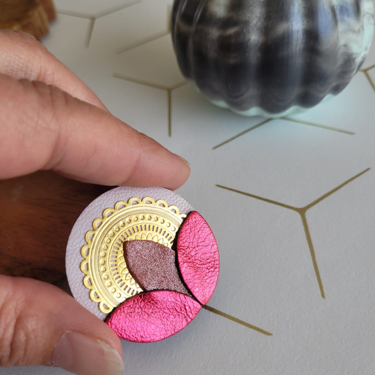 Broche aztèque doré à l'or fin et cuir en trio de rose – Image 2