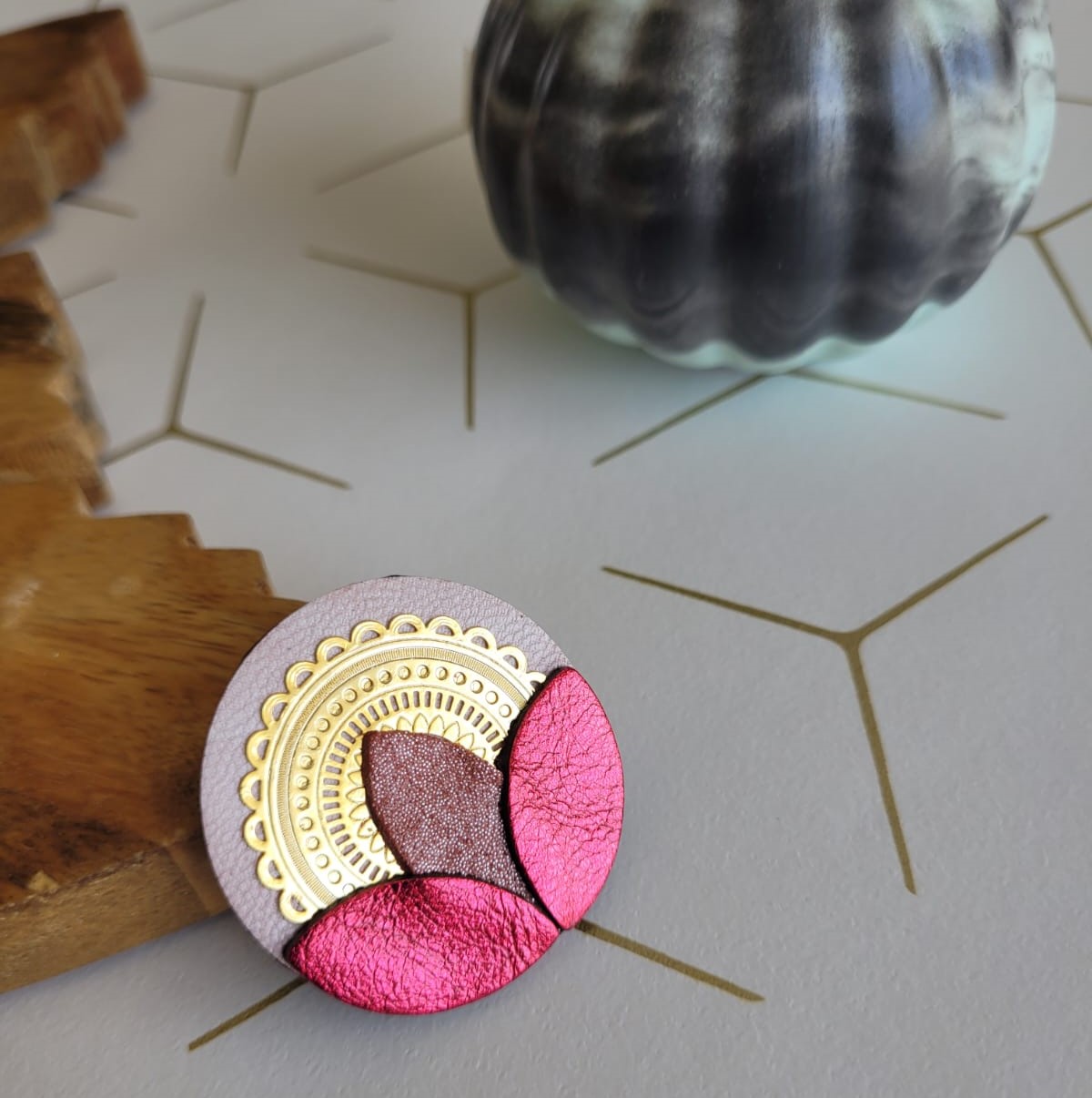 Broche aztèque doré à l'or fin et cuir en trio de rose