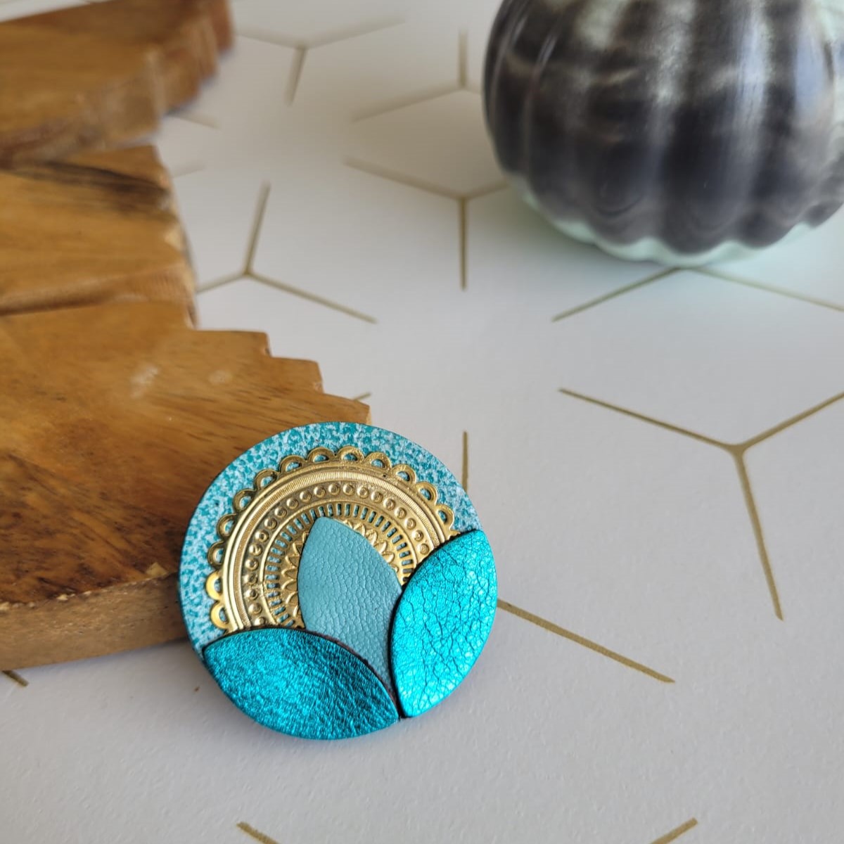 Broche aztèque doré à l'or fin et cuir en trio de turquoise