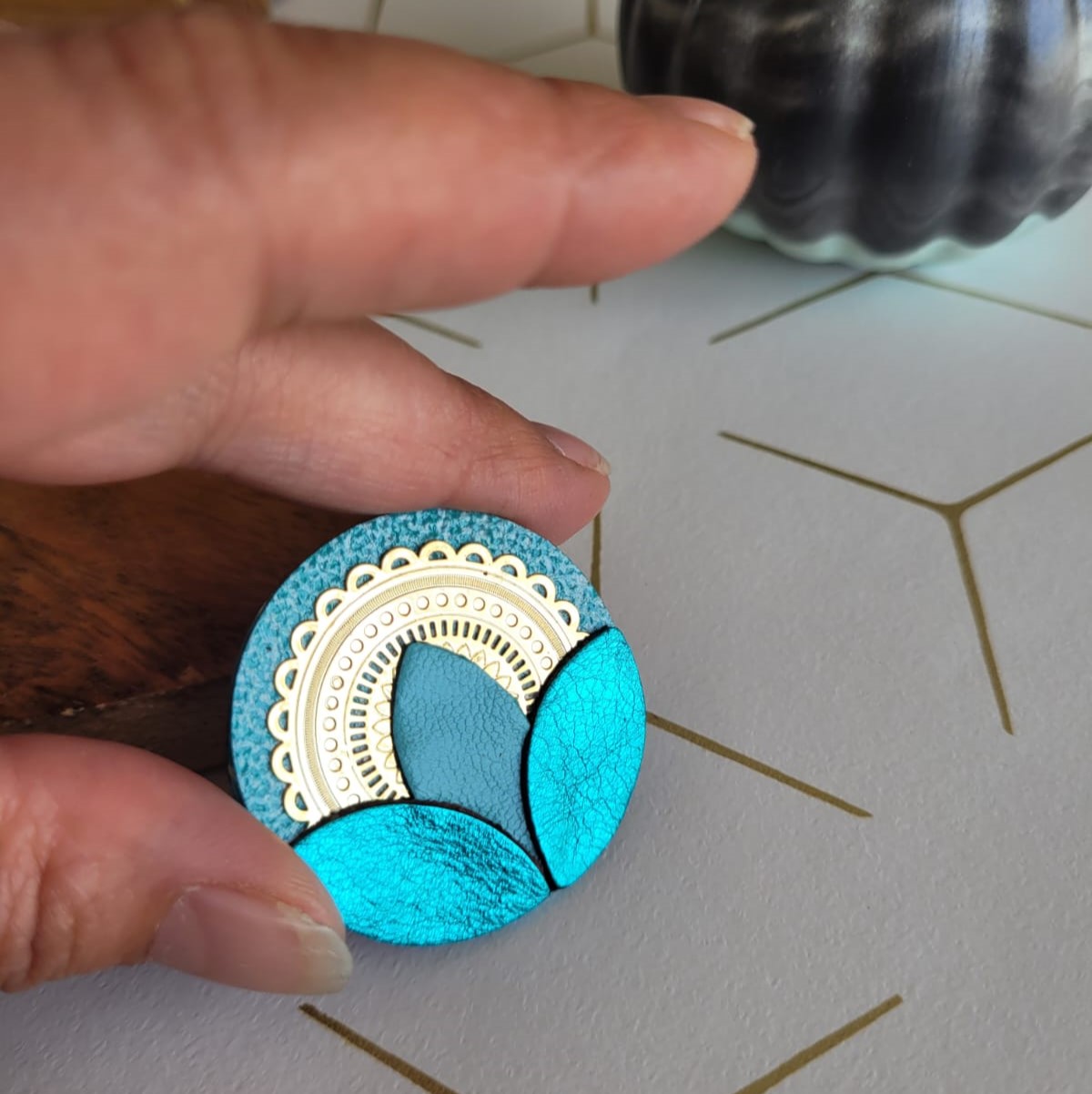 Broche aztèque doré à l'or fin et cuir en trio de turquoise – Image 2