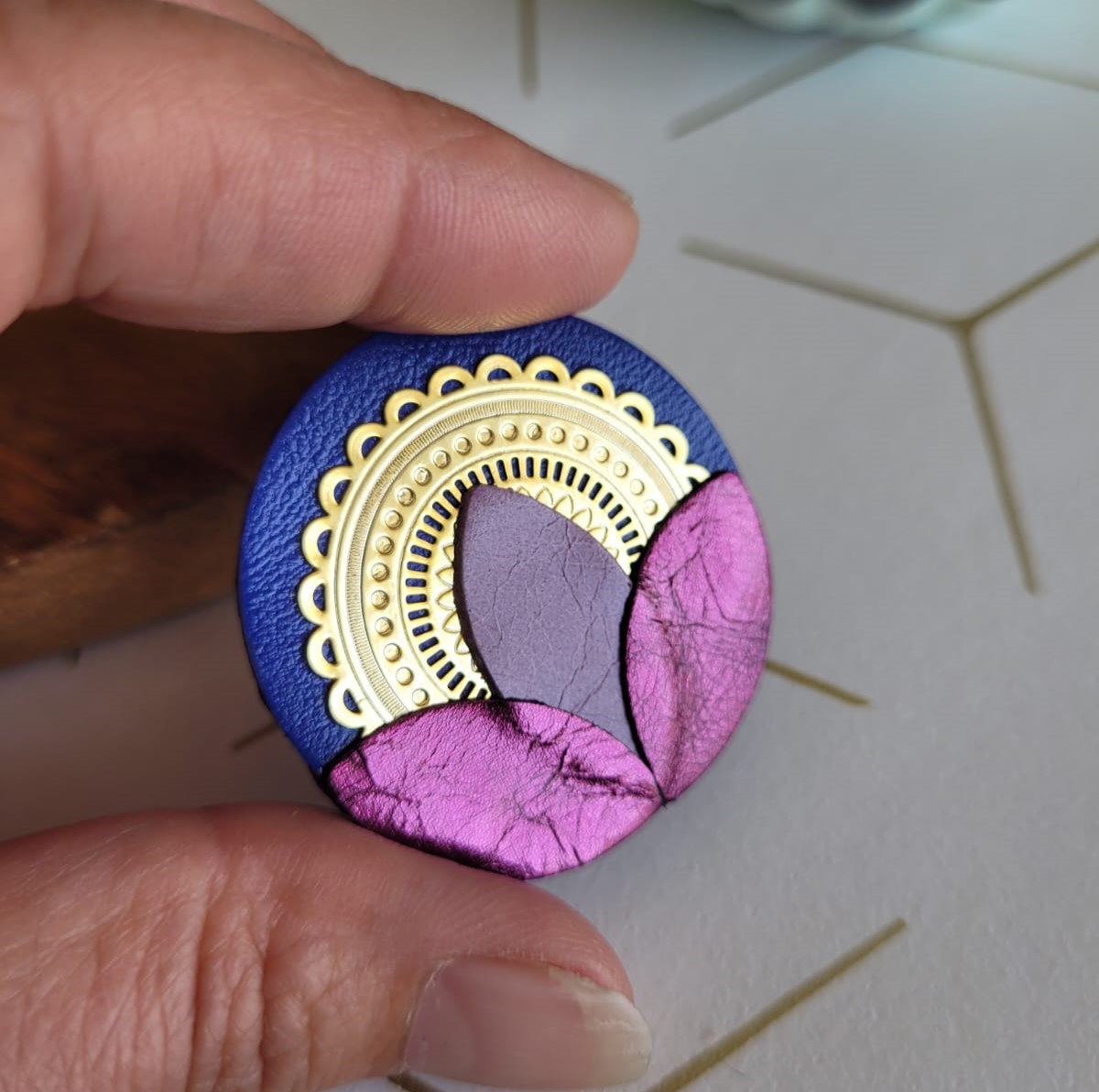 Broche aztèque doré à l'or fin et cuir en trio de violet – Image 2