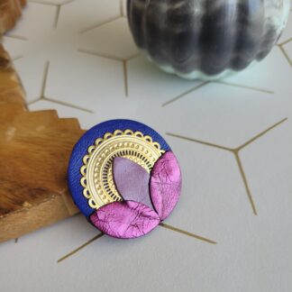 Broche aztèque doré à l'or fin et cuir en trio de violet