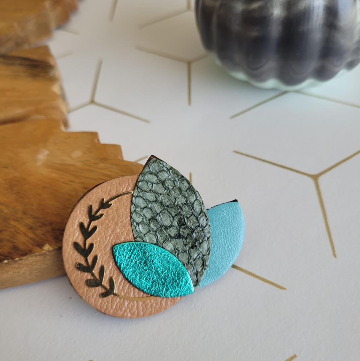 Broche branche de feuilles doré à l'or fin et en cuir turquoise et beige