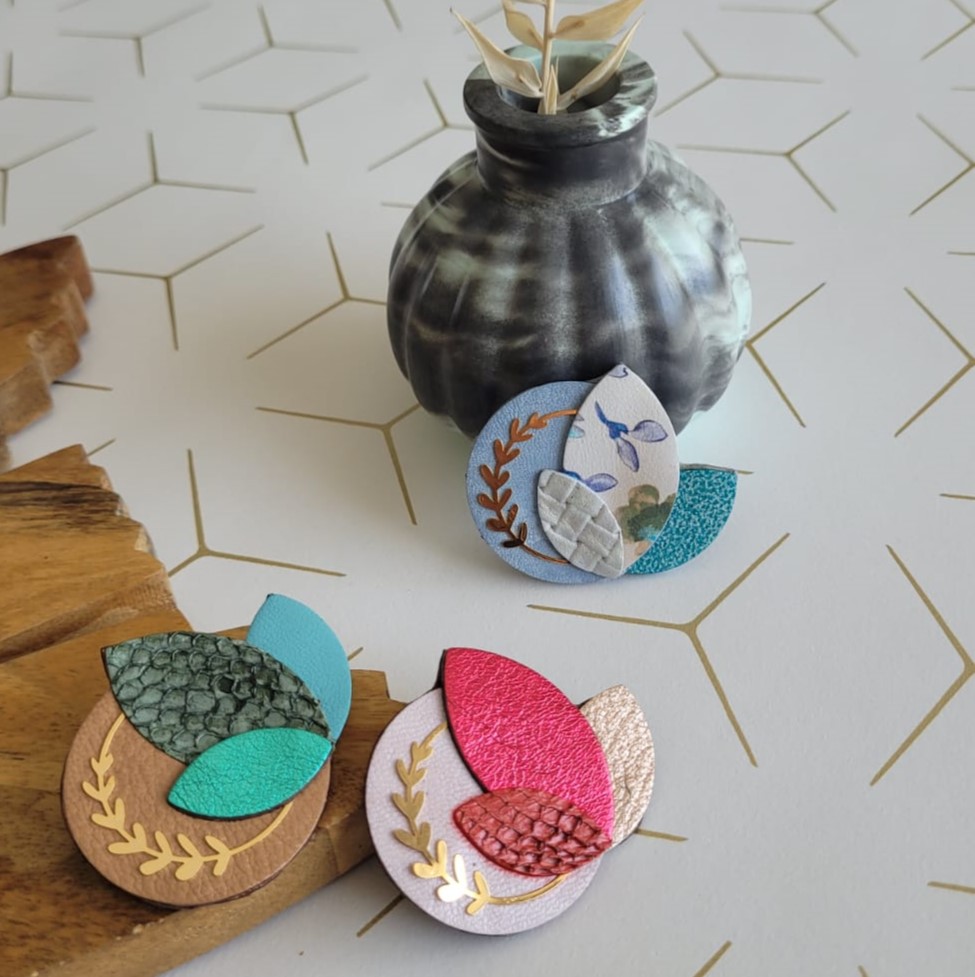 Broche branche de feuilles doré à l'or fin et en cuir turquoise et beige – Image 3