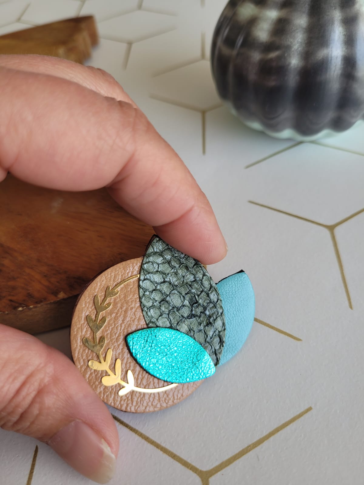 Broche branche de feuilles doré à l'or fin et en cuir turquoise et beige – Image 2