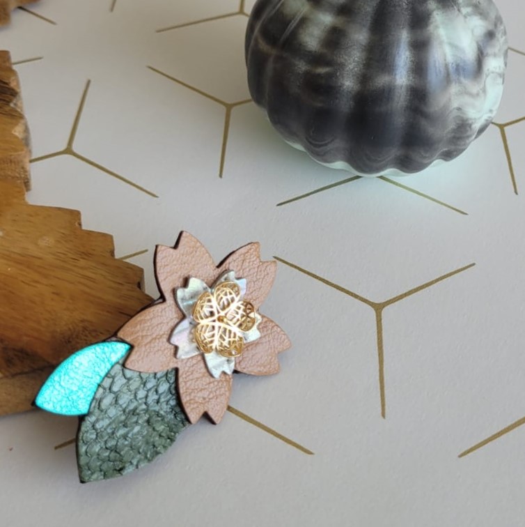 Broche fleur de cerisier cœur en plaqué or, beige turquoise et vert – Image 2