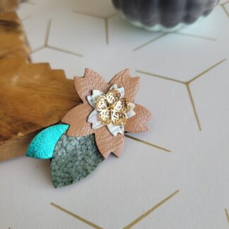 Broche fleur de cerisier cœur en plaqué or, beige turquoise et vert