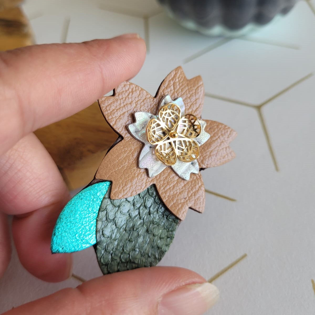 Broche fleur de cerisier cœur en plaqué or, beige turquoise et vert – Image 3