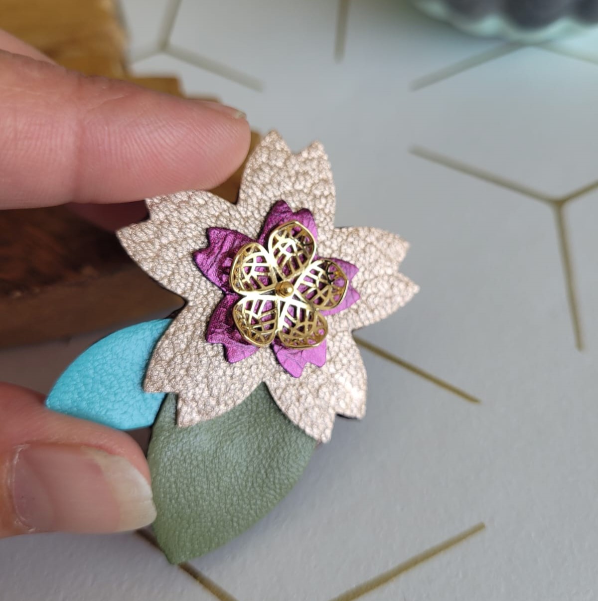 Broche fleur de cerisier cœur en plaqué or, violet, kaki, turquoise – Image 3