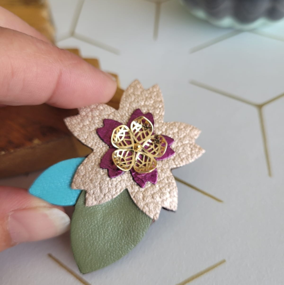 Broche fleur de cerisier cœur en plaqué or, violet, kaki, turquoise – Image 4