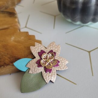 Broche fleur de cerisier cœur en plaqué or, violet, kaki, turquoise