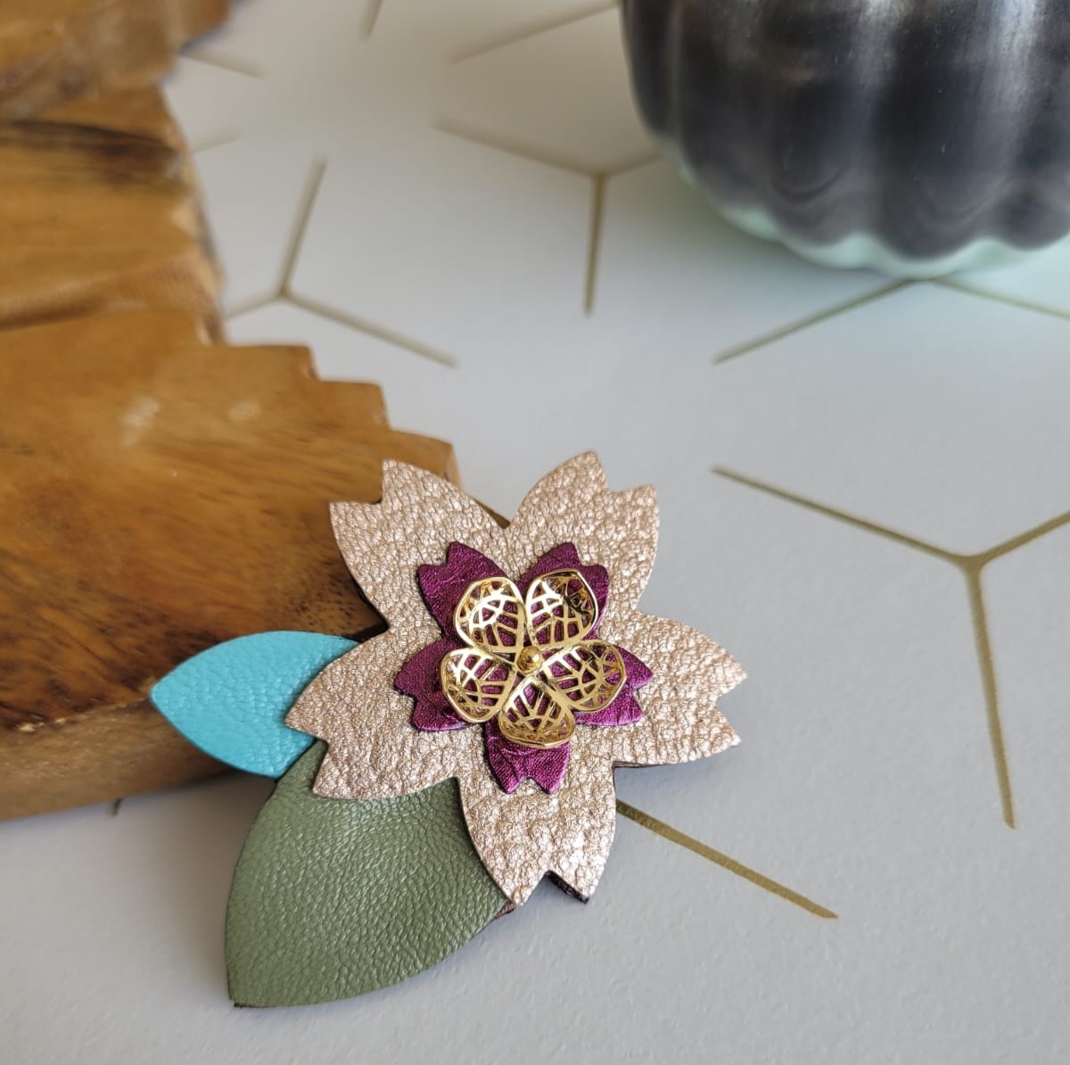 Broche fleur de cerisier cœur en plaqué or, violet, kaki, turquoise