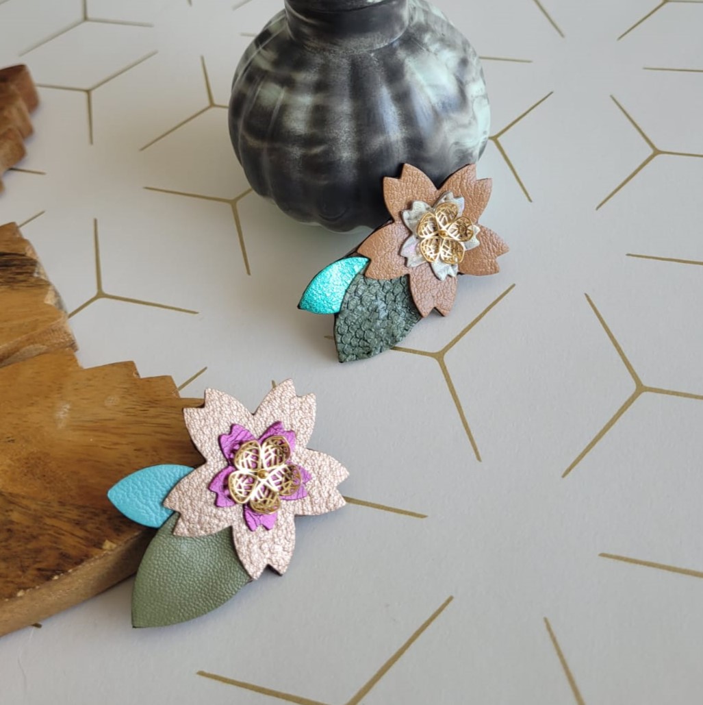 Broche fleur de cerisier cœur en plaqué or, violet, kaki, turquoise – Image 2