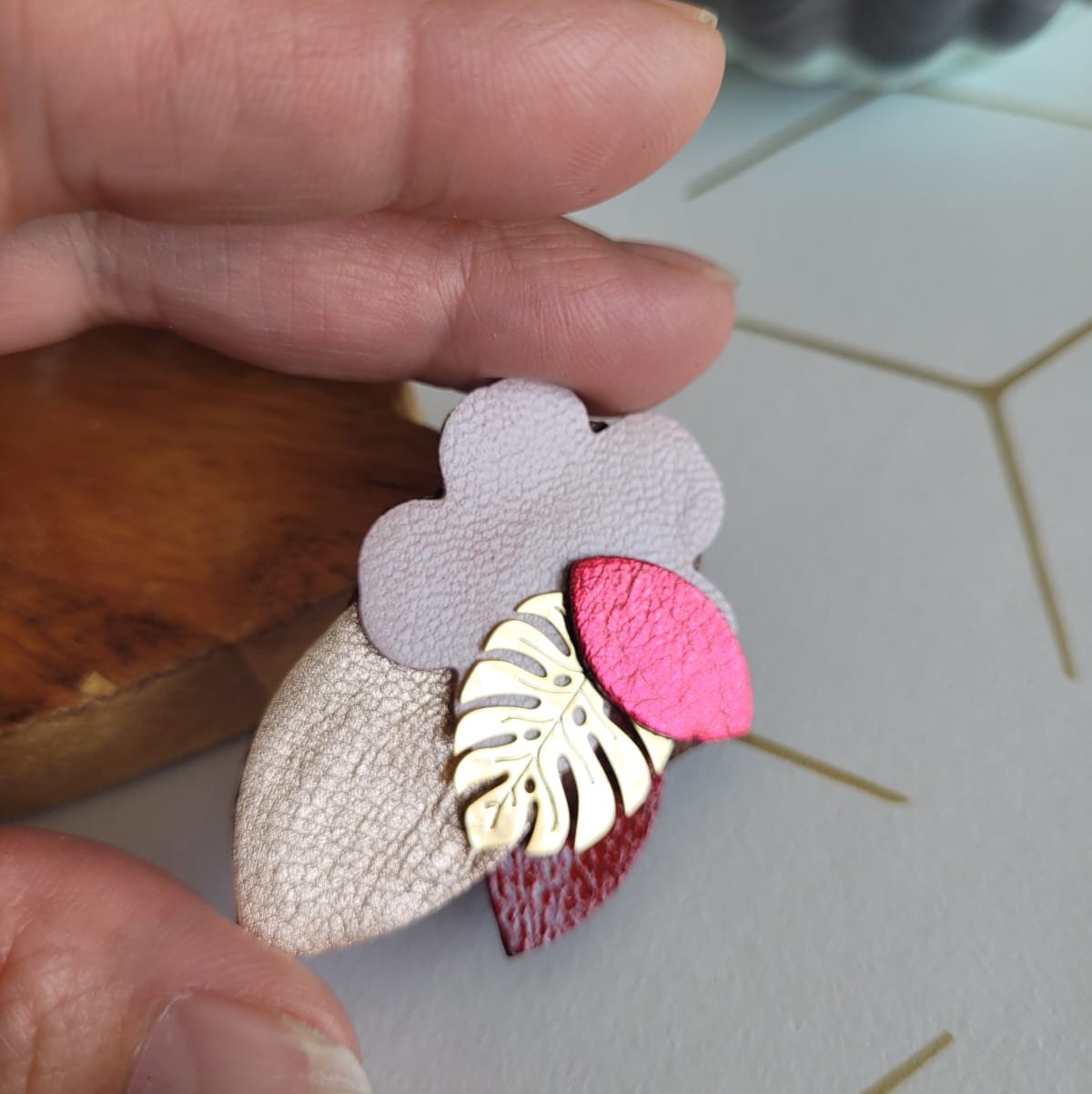 Broche exotique en cuir recyclé rose et rouge – Image 2
