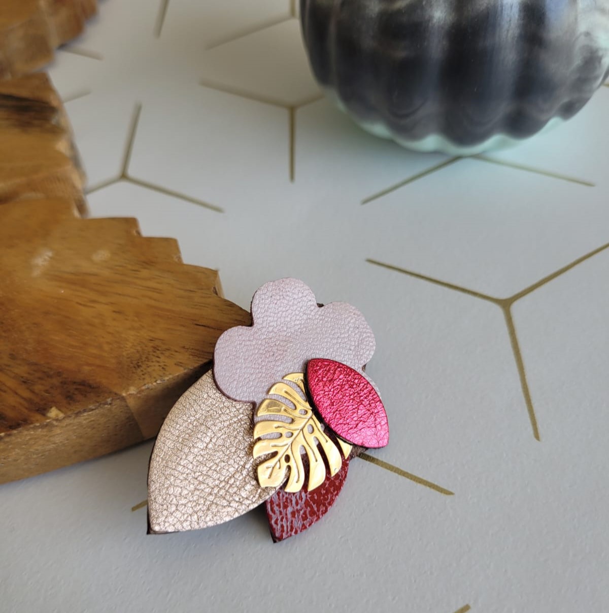 Broche exotique en cuir recyclé rose et rouge