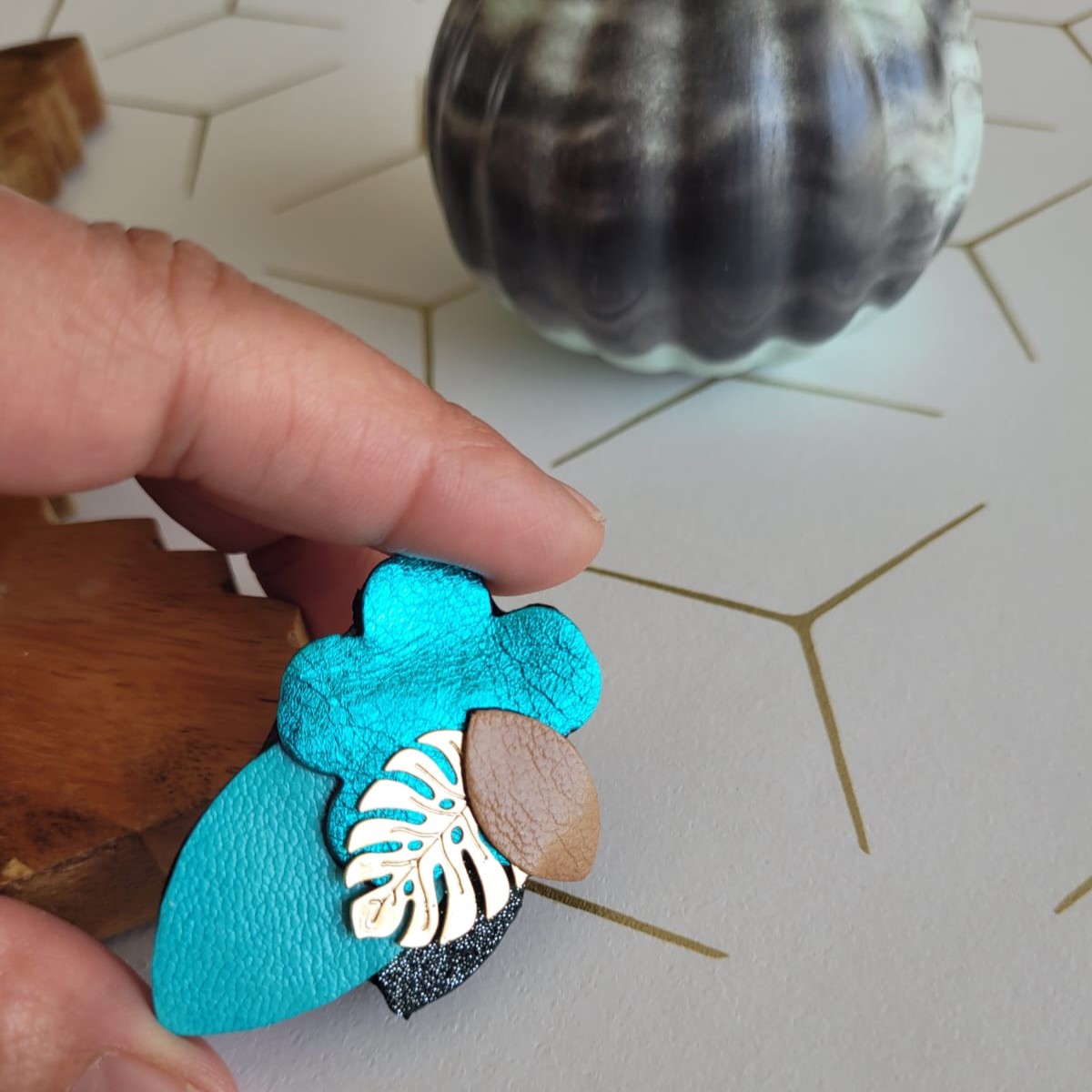 Broche exotique en cuir recyclé turquoise – Image 2