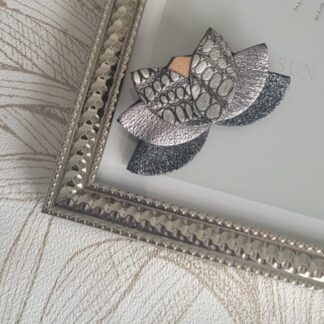 Broche lotus dans trois nuances de gris