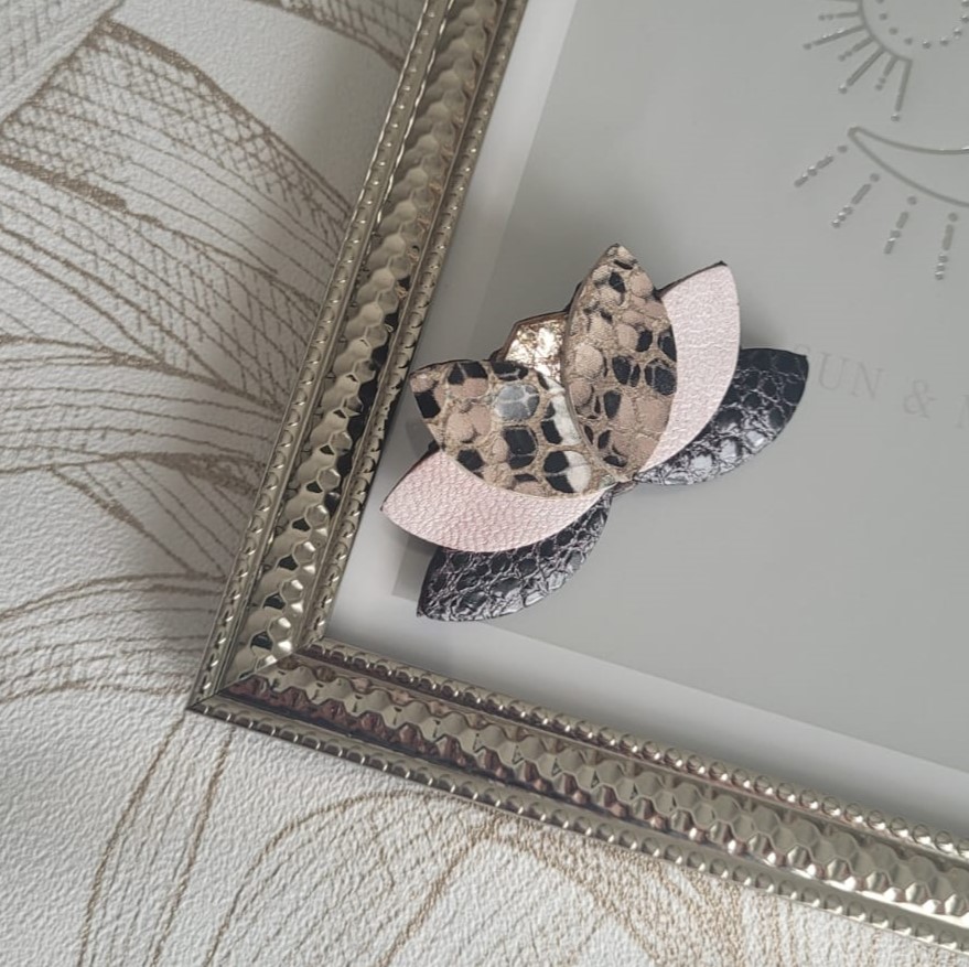 Broche lotus serpent rose et anthracite