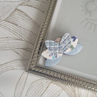 Broche lotus bleu ciel