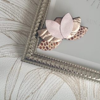 Broche lotus rose pale or rosé et léopard