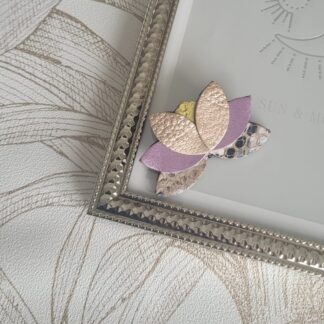 Broche lotus rose et serpent