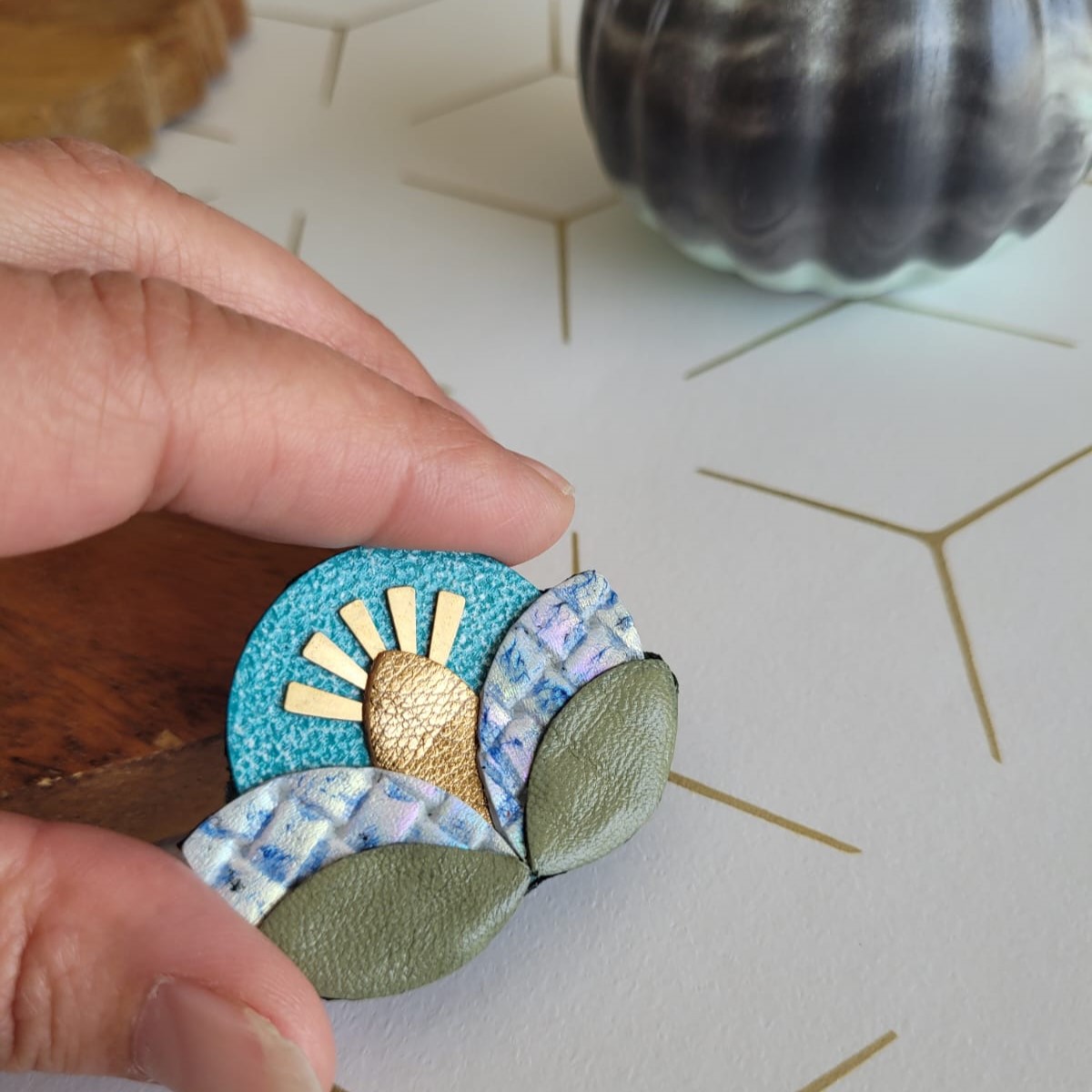Broche fleur solaire en cuir réemployé turquoise kaki et ciel et rayons en plaqué or – Image 2