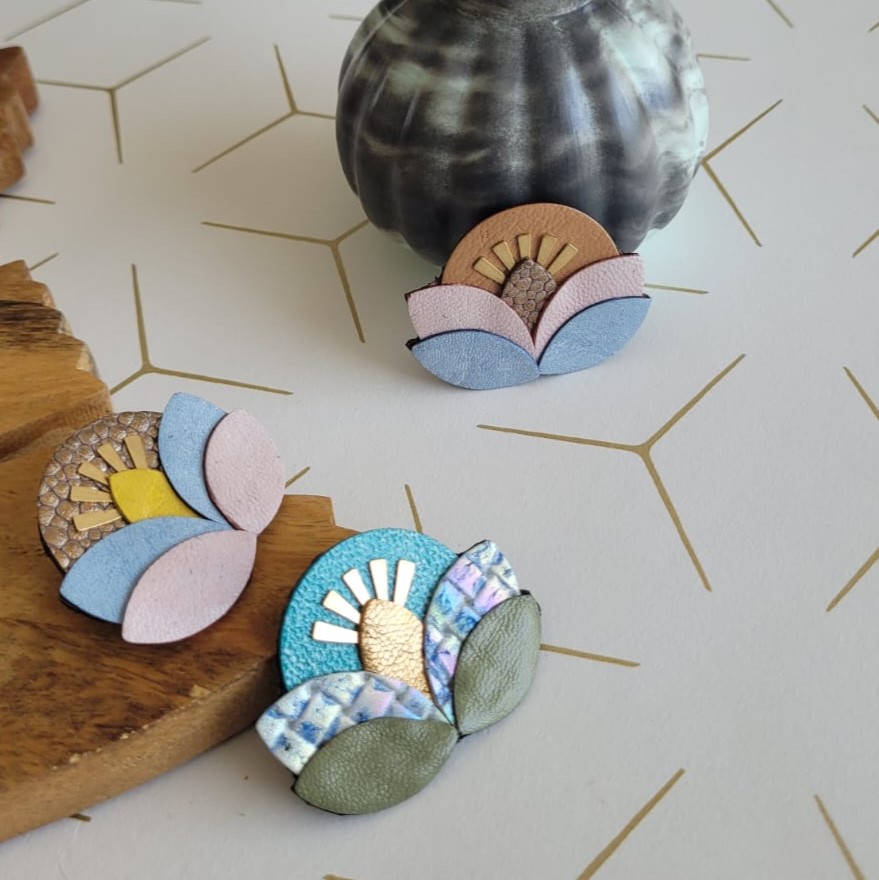 Broche fleur solaire en cuir réemployé turquoise kaki et ciel et rayons en plaqué or – Image 3