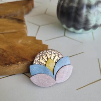 Broche fleur solaire en cuir réemployé ciel rose et doré et rayons en plaqué or