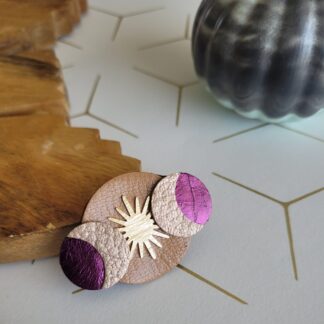 Broche Sun and Moon en cuir beige et violet