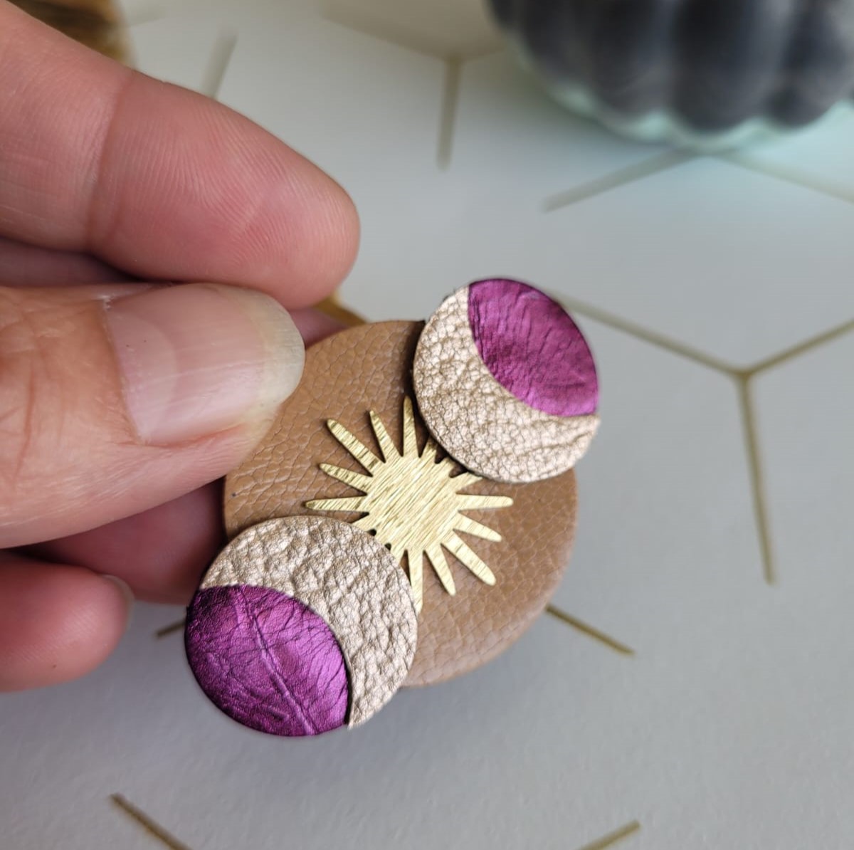 Broche Sun and Moon en cuir beige et violet – Image 2