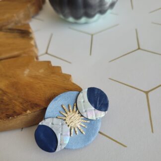 Broche Sun and Moon en cuir ciel et marine