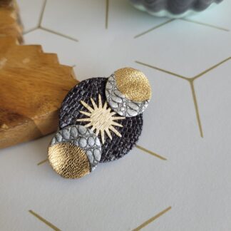 Broche Sun and Moon en cuir gris noir et or