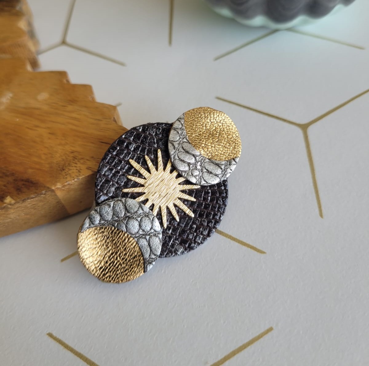 Broche Sun and Moon en cuir gris noir et or