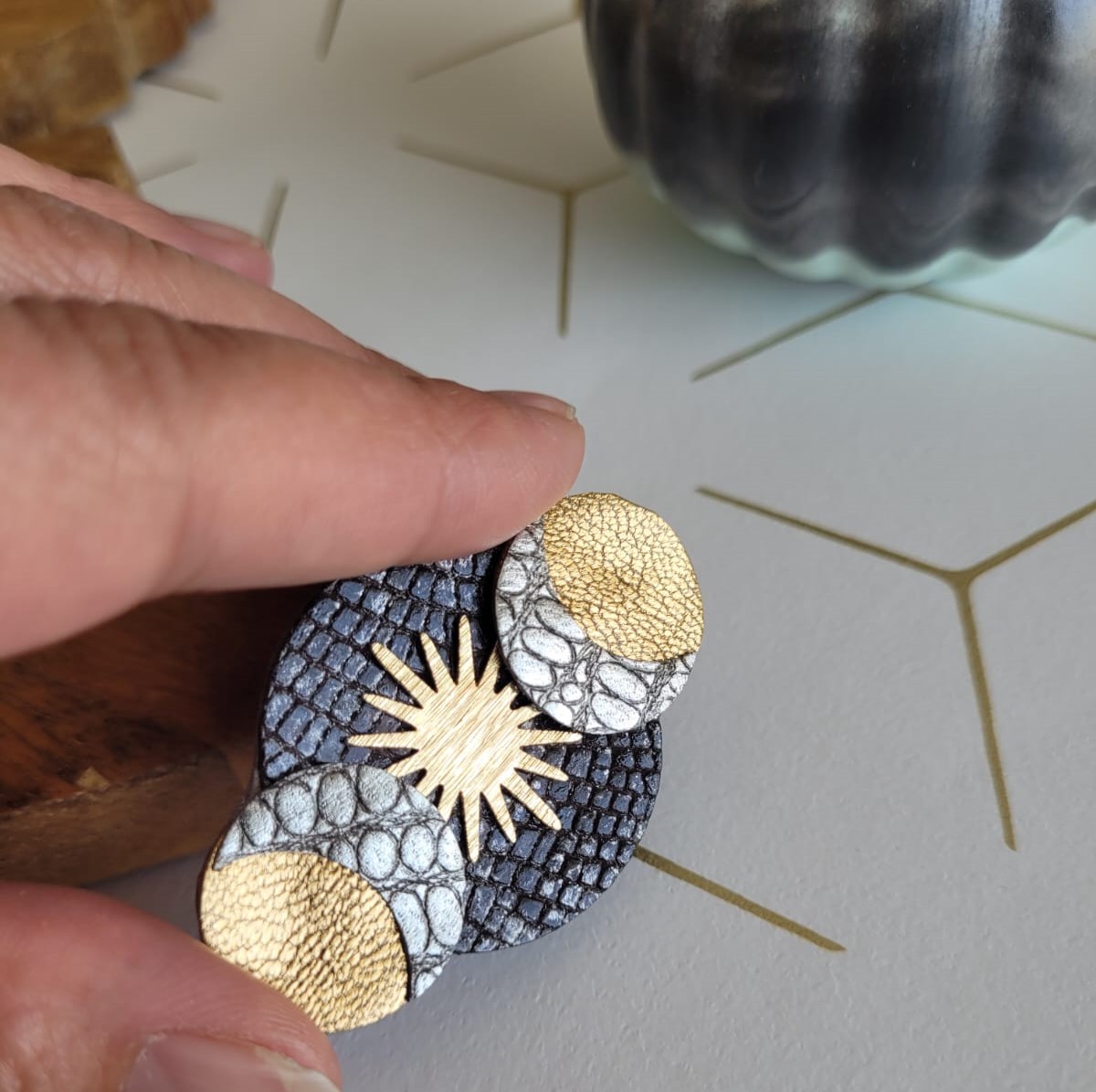 Broche Sun and Moon en cuir gris noir et or – Image 2